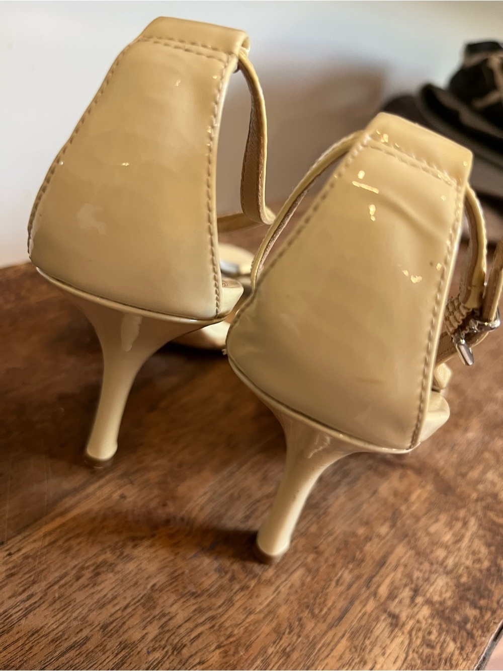 Via Spiga Ivory Patent Leather Metal T-Strap Heels 7 - Picture 5 of 8